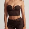 Top corto bandeau con detalles metálicos de Tarni en color chocolate oscuro