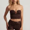 Top corto bandeau con detalles metálicos de Tarni en color chocolate oscuro