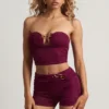 Top corto bandeau Tarni con detalles metálicos en morado baya