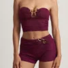 Top corto bandeau Tarni con detalles metálicos en morado baya