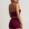 Top corto bandeau Tarni con detalles metálicos en morado baya