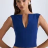 Top corto con abertura frontal Kadie en azul marino