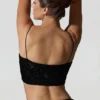Top corto con aberturas y adornos Ariana en negro