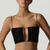 Top corto con aberturas y adornos Ariana en negro