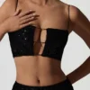 Top corto con aberturas y adornos Ariana en negro