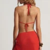 Top corto con cuello halter y capucha Keika en rojo chile