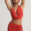 Top corto con cuello halter y capucha Keika en rojo chile