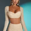 Top corto con cuello vuelto y adornos de La Desirade en color arena