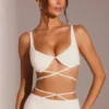 Top corto con tirantes y aros adornado Parma en blanco