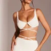 Top corto con tirantes y aros adornado Parma en blanco