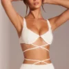 Top corto con tirantes y aros adornado Parma en blanco