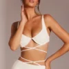 Top corto con tirantes y aros adornado Parma en blanco
