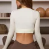 Top corto cruzado de jersey suave en blanco
