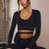 Top corto cruzado de jersey suave en negro