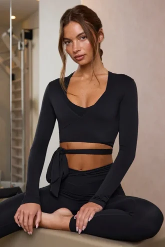 Top corto cruzado de jersey suave en negro