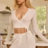 Top corto cruzado Lou de punto calado en blanco