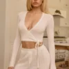 Top corto cruzado Lou de punto calado en blanco