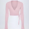 Top corto cruzado Lou de punto calado en rosa bebé