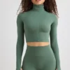 Top corto de cuello alto Soft Active en color caqui