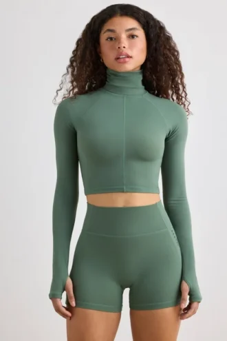Top corto de cuello alto Soft Active en color caqui