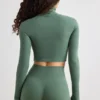 Top corto de cuello alto Soft Active en color caqui