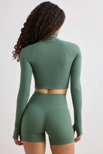 Top corto de cuello alto Soft Active en color caqui