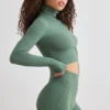 Top corto de cuello alto Soft Active en color caqui