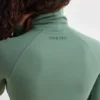 Top corto de cuello alto Soft Active en color caqui
