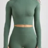 Top corto de cuello alto Soft Active en color caqui