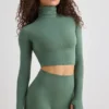 Top corto de cuello alto Soft Active en color caqui
