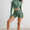 Top corto de cuello alto Soft Active en color caqui