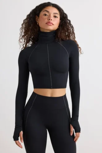 Top corto de cuello alto Soft Active en negro