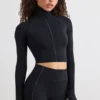 Top corto de cuello alto Soft Active en negro