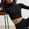 Top corto de cuello alto Soft Active en negro