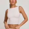 Top corto de cuello alto y espalda abierta Wren en blanco