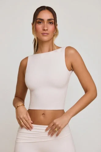Top corto de cuello alto y espalda abierta Wren en blanco
