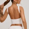 Top corto de cuello alto y espalda abierta Wren en blanco