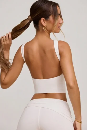 Top corto de cuello alto y espalda abierta Wren en blanco