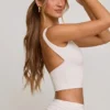 Top corto de cuello alto y espalda abierta Wren en blanco