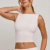 Top corto de cuello alto y espalda abierta Wren en blanco