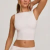 Top corto de cuello alto y espalda abierta Wren en blanco