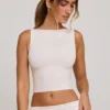 Top corto de cuello alto y espalda abierta Wren en blanco