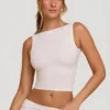 Top corto de cuello alto y espalda abierta Wren en blanco