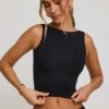 Top corto de cuello alto y espalda abierta Wren en negro