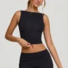 Top corto de cuello alto y espalda abierta Wren en negro