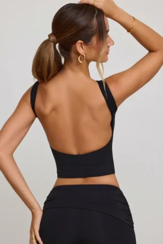 Top corto de cuello alto y espalda abierta Wren en negro