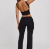 Top corto de cuello alto y espalda abierta Wren en negro
