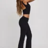 Top corto de cuello alto y espalda abierta Wren en negro