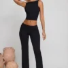 Top corto de cuello alto y espalda abierta Wren en negro