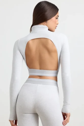 Top corto de cuello alto y manga larga con espalda descubierta en gris jaspeado